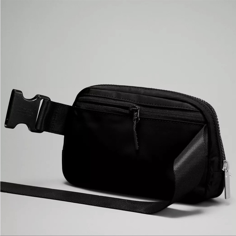 Lululemon Everywhere Belt Bag Black NWT - Picture 5 of 10